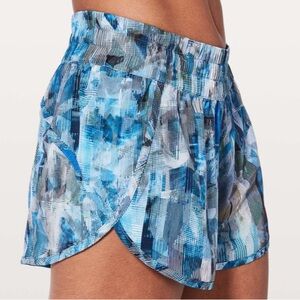 Lululemon Tracker Short V *4"
Sun Dazed Multi Blue Size 2